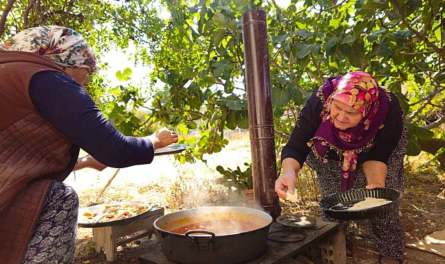 Tarhana kokusu sokağı doldurdu