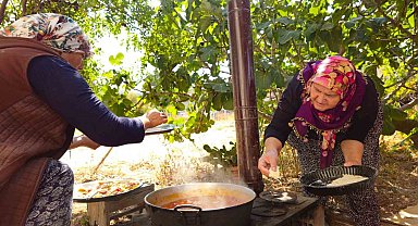 Tarhana kokusu sokağı doldurdu