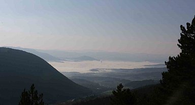 Tarihi ilçe sis tabakası altında kaldı