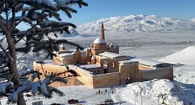 Tarihi İshak Paşa Sarayı'nda kış güzelliği büyülüyor