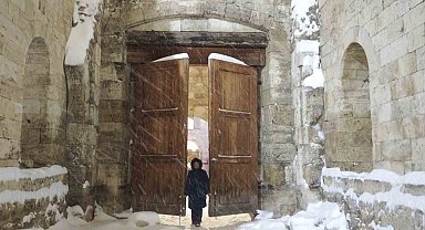 Tarihi meydan "beyaz gelinliğini" giydi