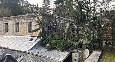 Tarihi Sultanahmet Camisinin altındaki çarşıda yangın çıktı