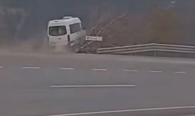 Tarım işçilerini taşıyan minibüsün şarampole uçtuğu kaza kamerada