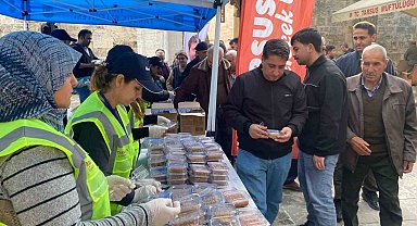 Tarsus'ta şehitler için helva ikramı