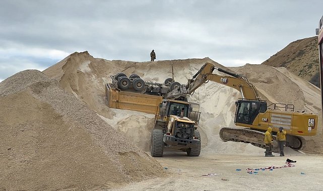 Taş ocağında kamyon devrildi, sürücüsü hayatını kaybetti