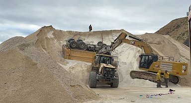 Taş ocağında kamyon devrildi, sürücüsü hayatını kaybetti