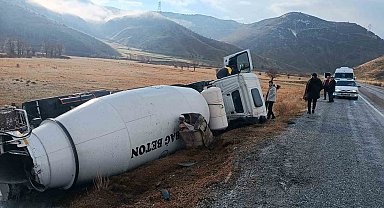 Tatvan-Hizan yolunda beton mikseri şarampole devrildi: 1 yaralı