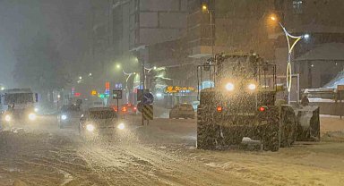 Tatvan'da 15 köy yolu ulaşıma kapadı: Merkezde kar kalınlığı 50 santimetreye ulaştı