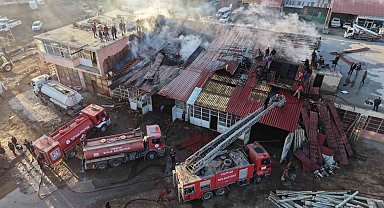 Tatvan'da kereste dükkanında yangın