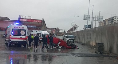 Tatvan'da otomobil köprülü kavşaktan uçtu: 2 yaralı