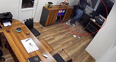 Tavana bastı, ofise düştü: Yara almadan kurtuldu
