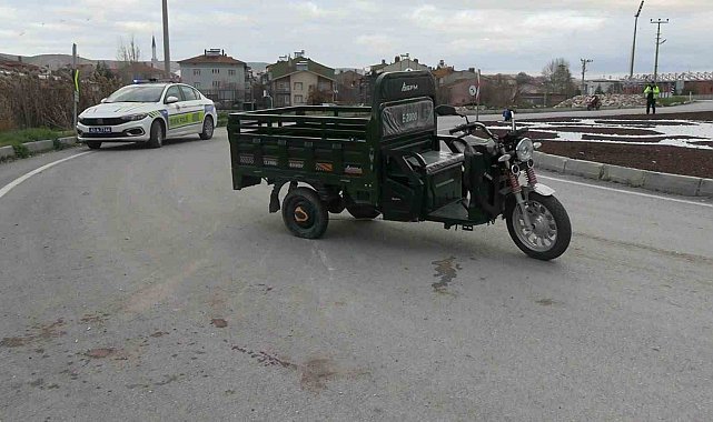 Tavşanlı'da elektrikli motosiklet devrildi: 4 yaralı