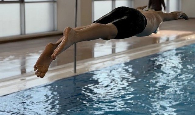 Tavşanlı'da yüzme rekoru, 1000 kişi yüzme öğrendi