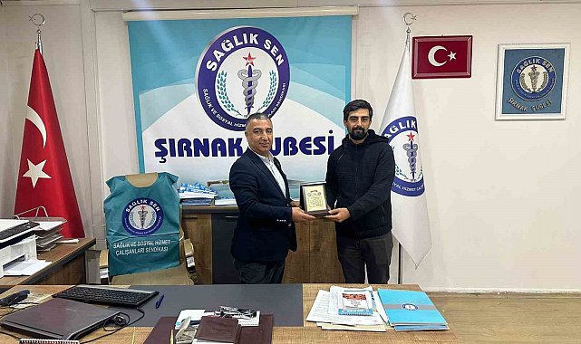 Tayini çıkan Sağlık-Sen temsilcisi plaketle uğurlandı
