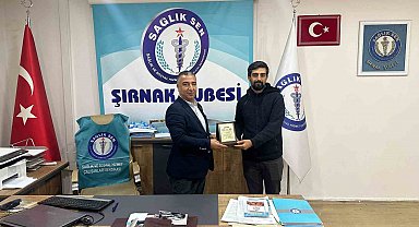 Tayini çıkan Sağlık-Sen temsilcisi plaketle uğurlandı