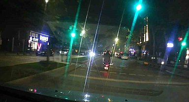 Tehlikeli motosiklet yolculuğu kamerada