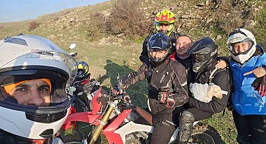 Tek başına buldukları yeni doğmuş kuzuyu 3 kilometre ötedeki annesi ile kavuşturdular