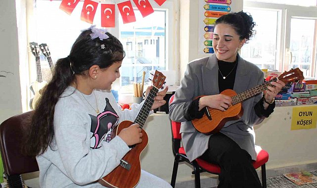 Tek öğretmen, dört öğrenci: Köy okuluna yürek ısıtan dokunuş