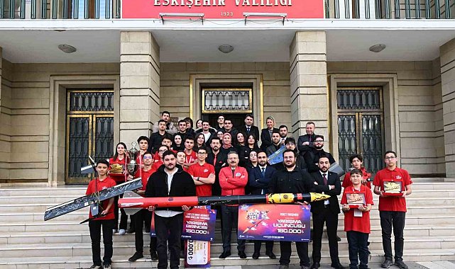 TEKNOFEST'te derece elde eden öğrenciler Vali Aksoy'u ziyaret etti