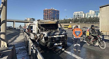 TEM Otoyolu'nda araç alev aldı, sürücü son anda kurtuldu