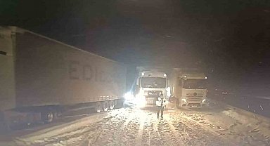 TEM Otoyolu'nun Bolu geçişi Ankara istikametinde 3 tırın yolu kapatması sonucu ulaşım durdu