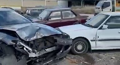 Temizlenmesi için bırakılan lüks otomobili izinsiz alıp 3 araca çarptı: 1 yaralı