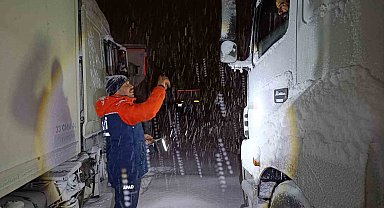 Tendürek'te tipi nedeniyle onlarca araç yolda kaldı