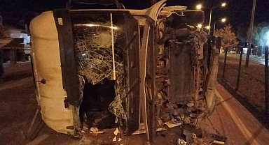 Tır ile otomobilin çarpıştığı kazada tır yan yattı; 2 yaralı