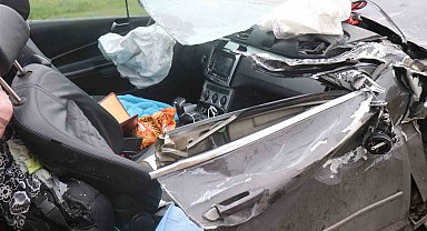 Tıra arkadan çarpan araç kağıt gibi ezildi: 1 ölü, 1 yaralı