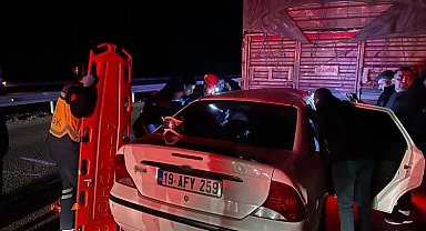 Tıra çarpan otomobil hurdaya döndü: 1 ölü