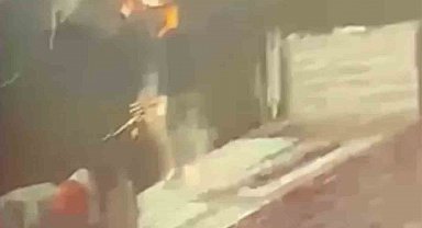 Tırdan yük indiren şahsa yıldırım isabet ettiği anlar kamerada