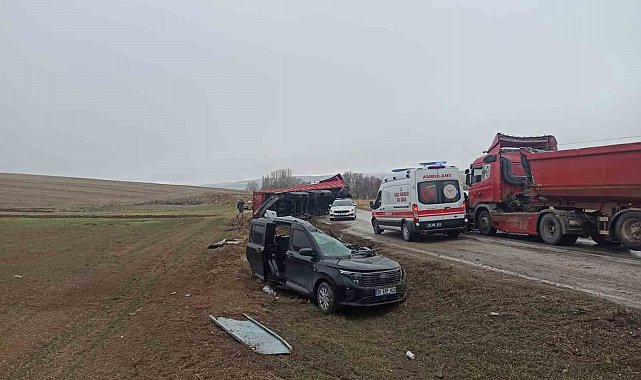 Tırın dorsesi hafif ticari aracın üzerine devrildi: 2 yaralı