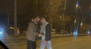 Tırın önüne atladı, trafiği kilitledi