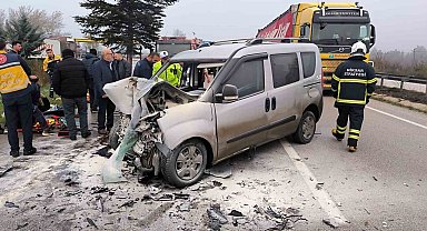 Tırla çarpışan hafif ticari araç alev aldı: 5 yaralı