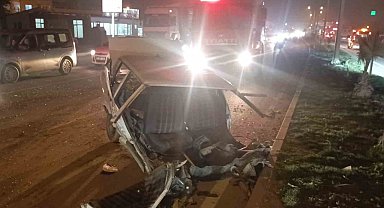 Tırla çarpışan Tofaş ikiye bölündü