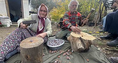 Topladıkları kozalakları kızgın ateşte saatlerce kaynatarak şifa deposuna dönüştürüyorlar