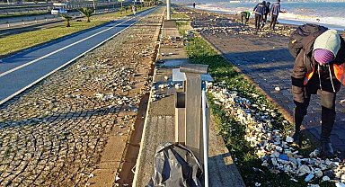 Trabzon'da fırtınada dalgaların sahile getirdiği atıklar temizleniyor