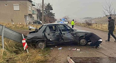 Trafik levhasına çarpıp hurdaya dönen araçta 3 kişi yaralandı