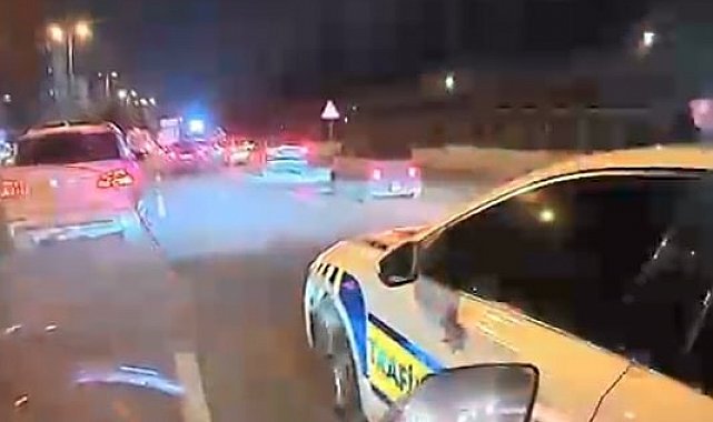 Trafikte kalan ambulansa motosikletli kurye yardımıyla yol açıldı