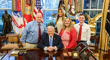 Trump, Washington'daki silahlı saldırıdan ağır yaralı olarak kurtulan Ulusal Muhafız askerinin ailesini Beyaz Saray'da ağırladı