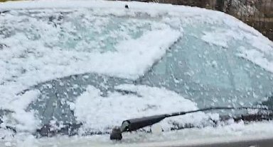 Tufanbeyli'de kısa süreli yağan kar sevindirdi