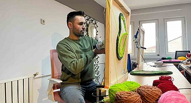 Tüm birikimi ile açtığı halı dokuma atölyesinde hayallerini kumaşa döküyor