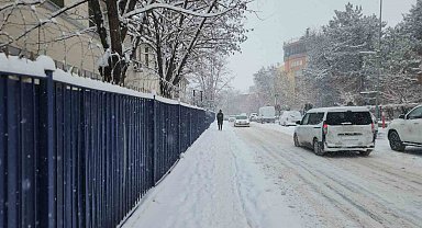 Tunceli'de motokurye ve kış lastiği bulunmayan tüm araçların trafiğe çıkışı yasaklandı