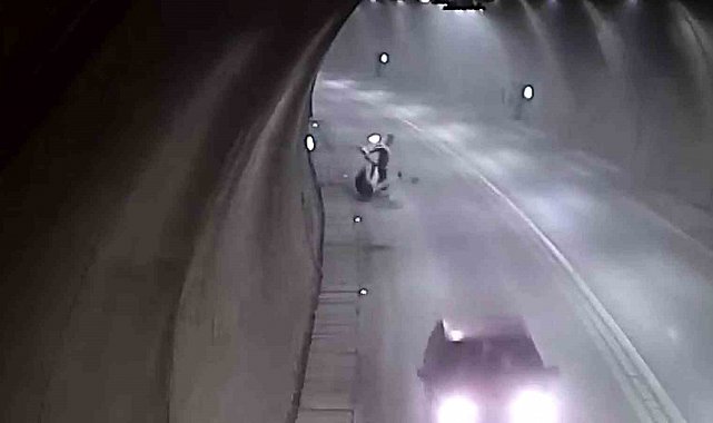 Tünelde motosikletle takla attı, bir dakika sonra yoluna devam etti