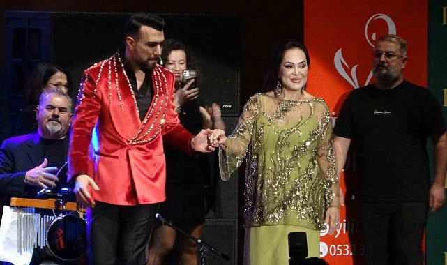 Türkan Şoray, 'İyilik Korosu' ile Mersin'de sanatseverlerle buluştu