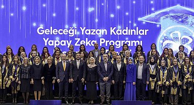 Turkcell'in 'Geleceği Yazan Kadınlar Yapay Zekâ Projesi' mezunlarını verdi