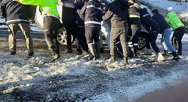 Türkeli'de buzlanma kazaya neden oldu: Otomobil yan yattı