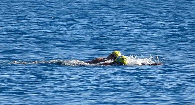 Türkiye kar esaretindeyken, Antalya'da kar manzarası eşliğinde denize girdiler