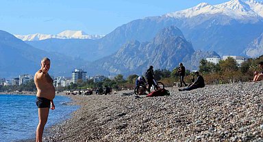 Türkiye karla mücadele ederken Antalya'da deniz sefası