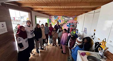 Türkiye'nin dört bir yanından gönderilen yılbaşı ikramlıkları öğrencilere ulaştırıldı